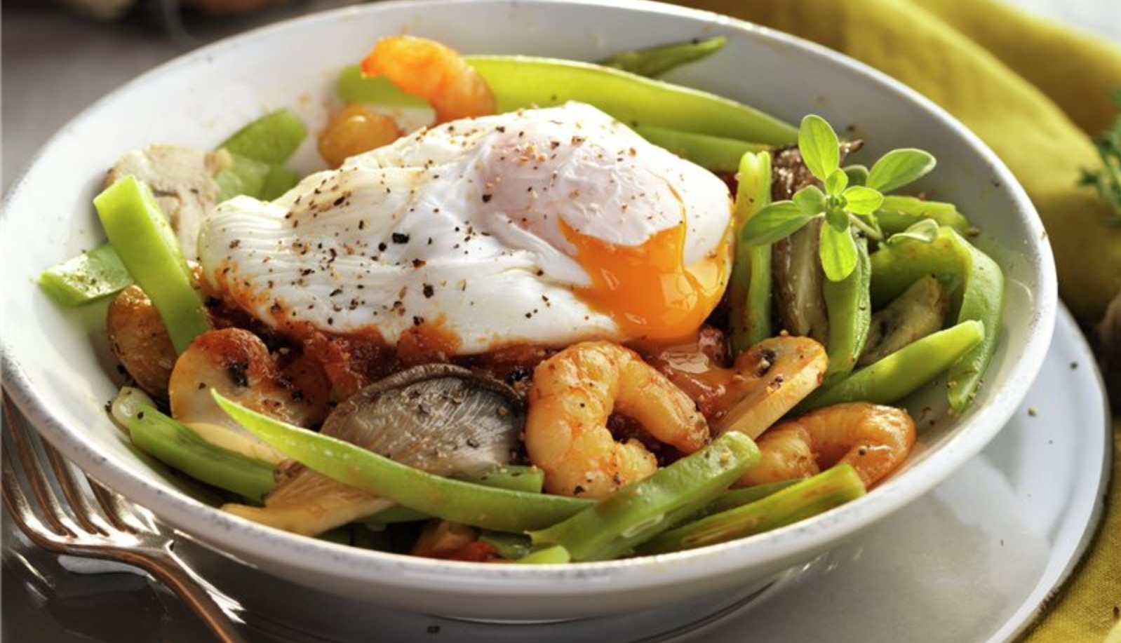 Judías verdes salteadas con gambas y huevo escalfado